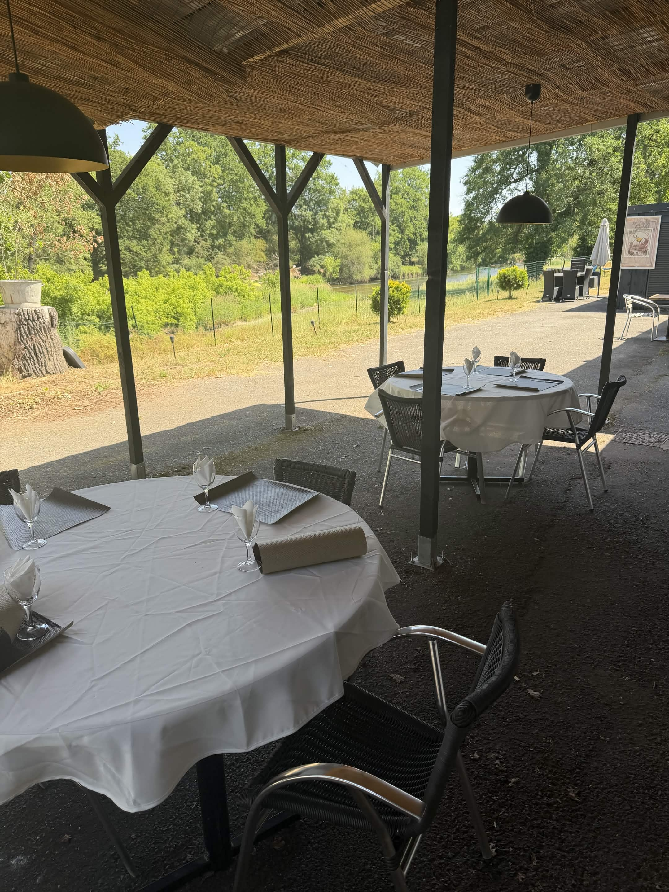 Salle principale du restaurant avec mur turquoise et fauteuils club en cuir