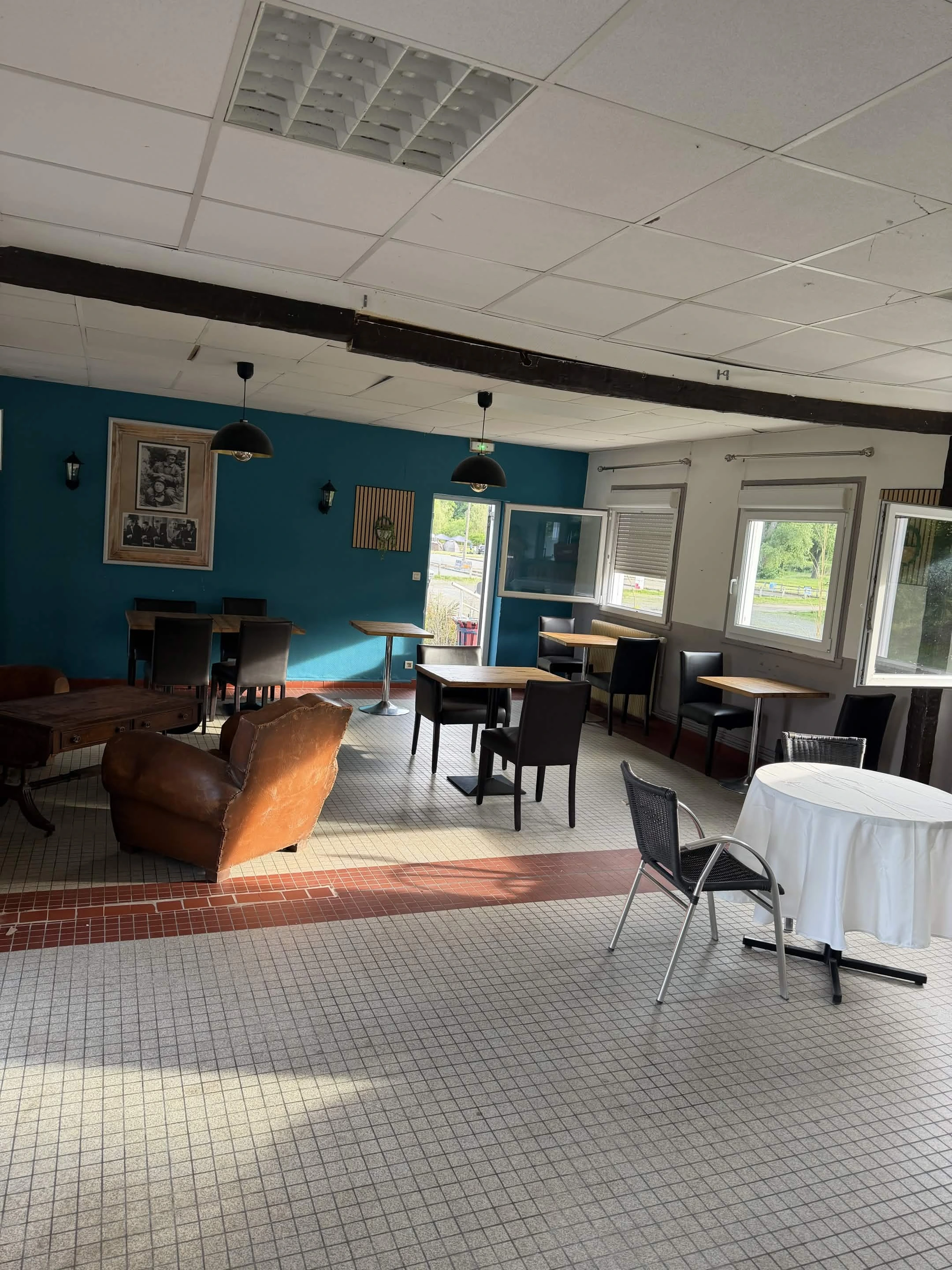 Salle principale, mur turquoise, fauteuils club en cuir